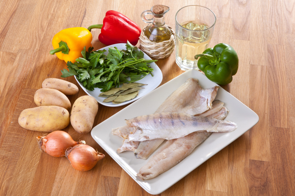 Филе белой рыбы и овощи
