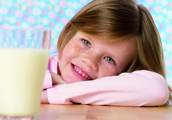 Девочка пьет молоко - фото