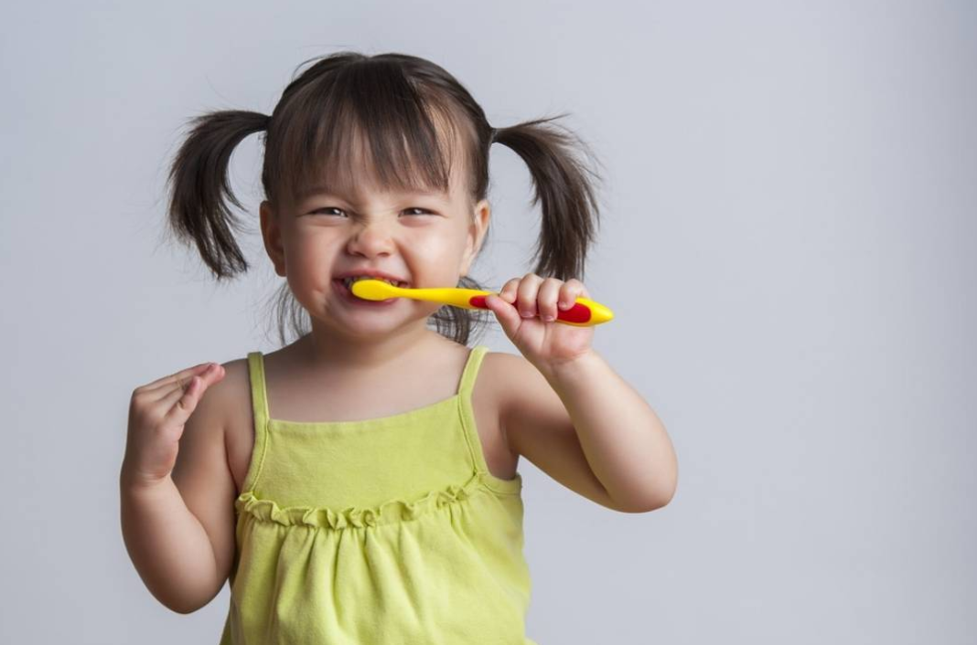 Как правильно чистить зубы детям мультик для детей thumbnail