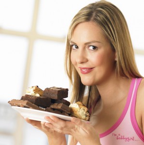 Женщина держит тарелку с шоколадом - фото