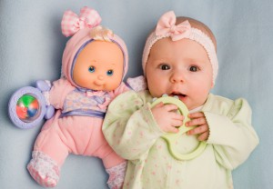 Маленькая девочка и кукла - фото