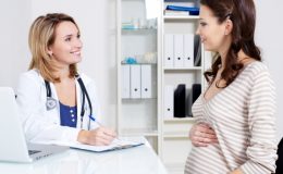 Беременная женщина на приеме у врача - фото