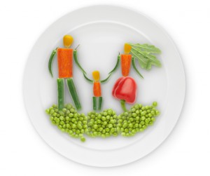 Фигуры из овощей на тарелке - фото