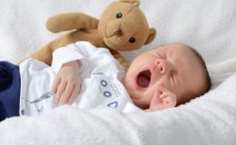 Новорожденный лежит в кроватке - фото