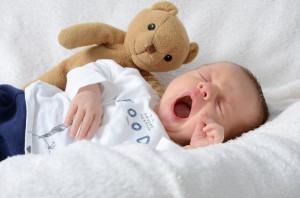 Новорожденный лежит в кроватке - фото