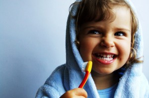 Девочка 5 лет чистит зубы - фото
