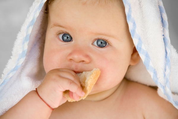 Малыш жует хлеб