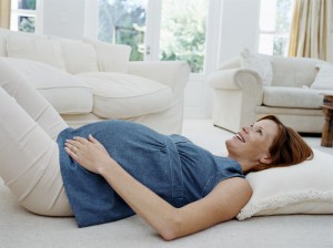 Беременная женщина отдыхает - фото