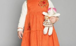 Маленькая девочка с куклой - фото