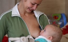 Мама кормит ребеночка грудью - фото