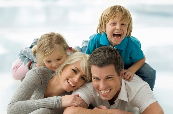 Портрет счастливой семьи - фото