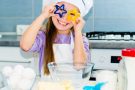 Чем занять ребенка на кухне: 12 потрясающих идей для творчества!
