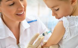 Доктор делает прививку маленькой девочке