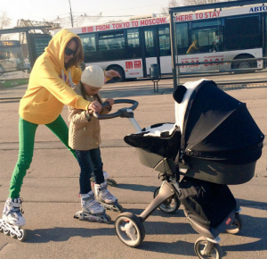 Певица МакSим на прогулке с детьми (фото: Twitter)