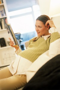 Беременная читает журнал - фото