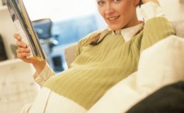 Беременная читает журнал - фото