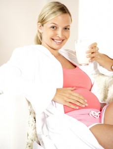 Беременная женщина пьет молоко - фото