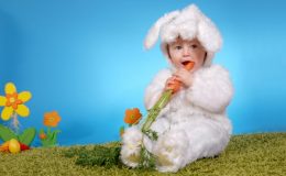 Маленький ребенок в костюмчике зайчика, с морковкой - фото