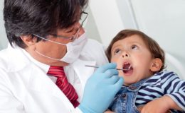 Маленький мальчик на приеме у стоматолога