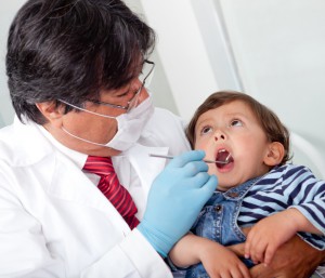 Маленький мальчик на приеме у стоматолога