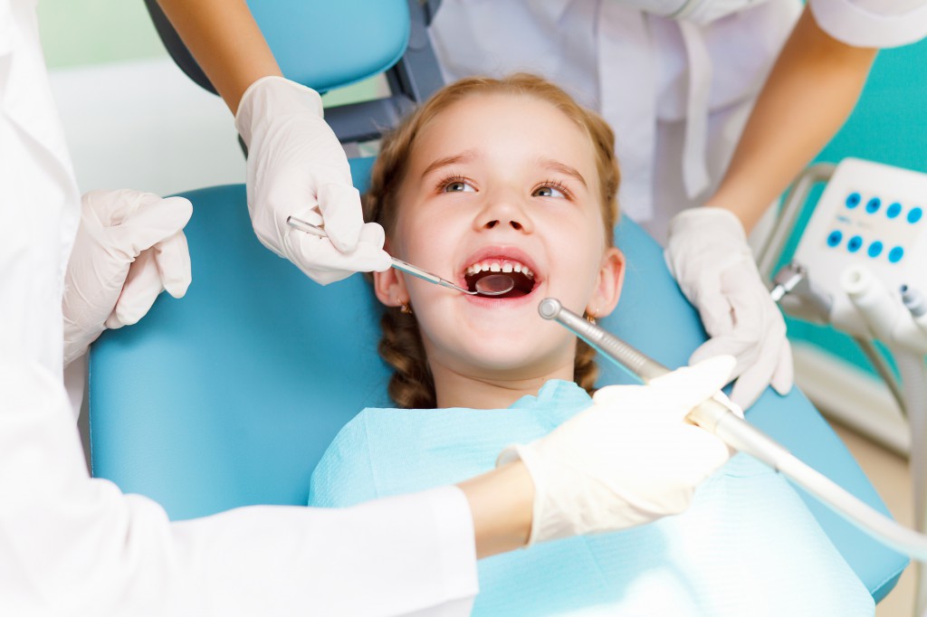 Ребенок у стоматолога - фото