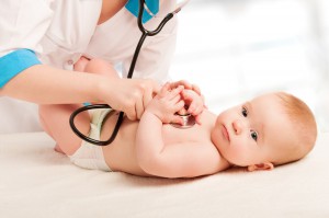 Маленький ребенок на приеме у педиатра - фото