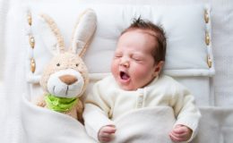 Младенец в кроватке - фото