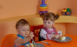 Правильное питание: дети обедают - фото