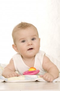 Малыш с погремушкой - фото