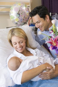 Новорожденный с родителями в роддоме - фото