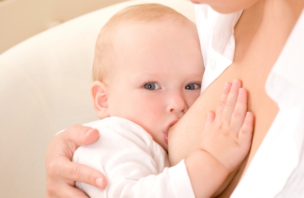Младенец у груди мамы - фото