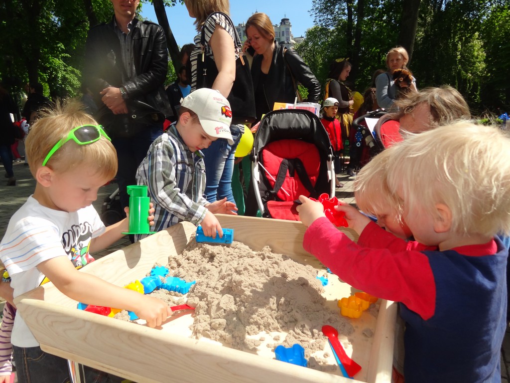 Дети играют в песочнице - фото