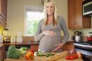 Новый год для будущей мамы: 4 правила питания в праздники