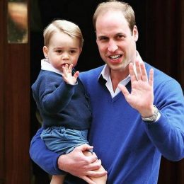 Принц Уильям держит принца Джорджа на руках - фото