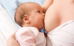 Мама кормит ребенка грудью - фото