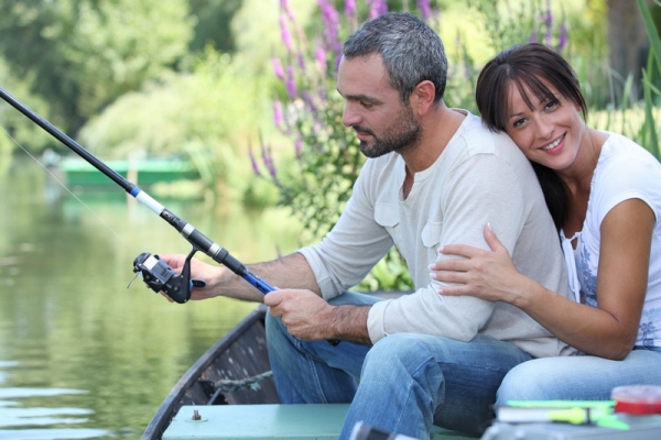 Женщина и мужчина на рыбалке - фото