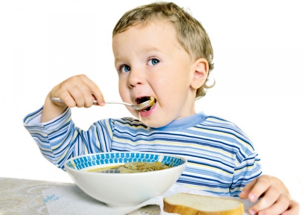 Ребенок ест суп - фото