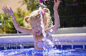 Девочка в бассейне - фото