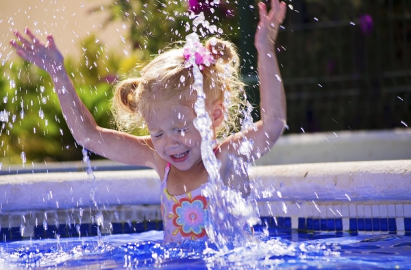 закаливание детей, закаливание водой, как закалять ребенка летом, укрепление иммунитета, перед садиком, обливание водой, солнечные ванны
