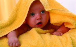 Маленький ребенок в полотенце - фото
