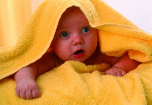 Маленький ребенок в полотенце - фото