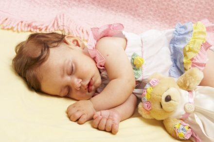 Малышка спит в кроватке - фото