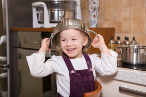 Ребенок на кухне  - фото
