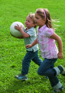 Дети играют в футбол - фото