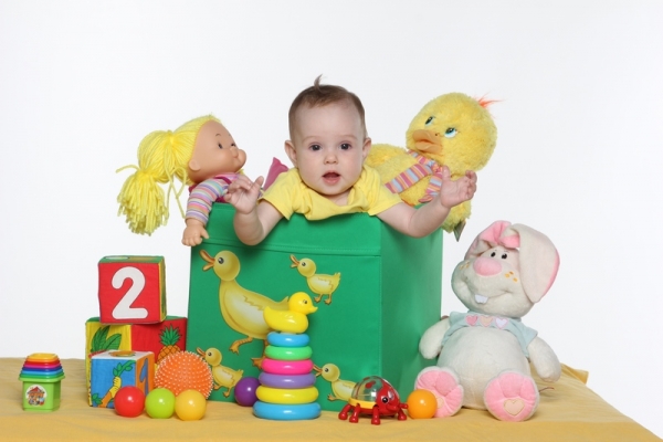 Младенец с игрушками - фото