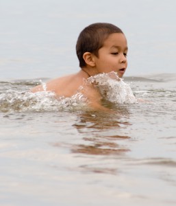 Малыш плавает - фото