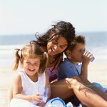 Мама с детьми на пляже - фото