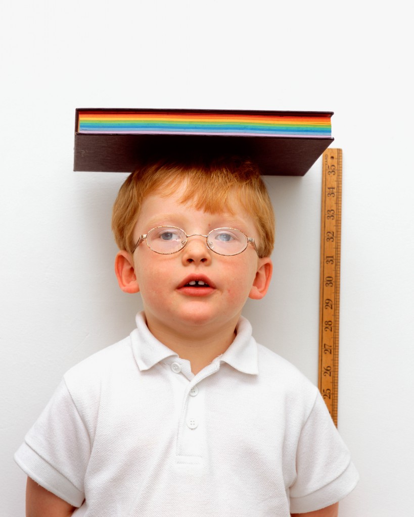 Ребенок с книгой на голове - фото
