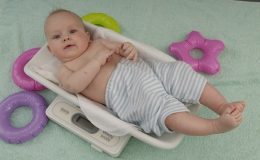 Младенец на весах - фото