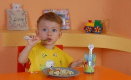 Малыш за едой - фото